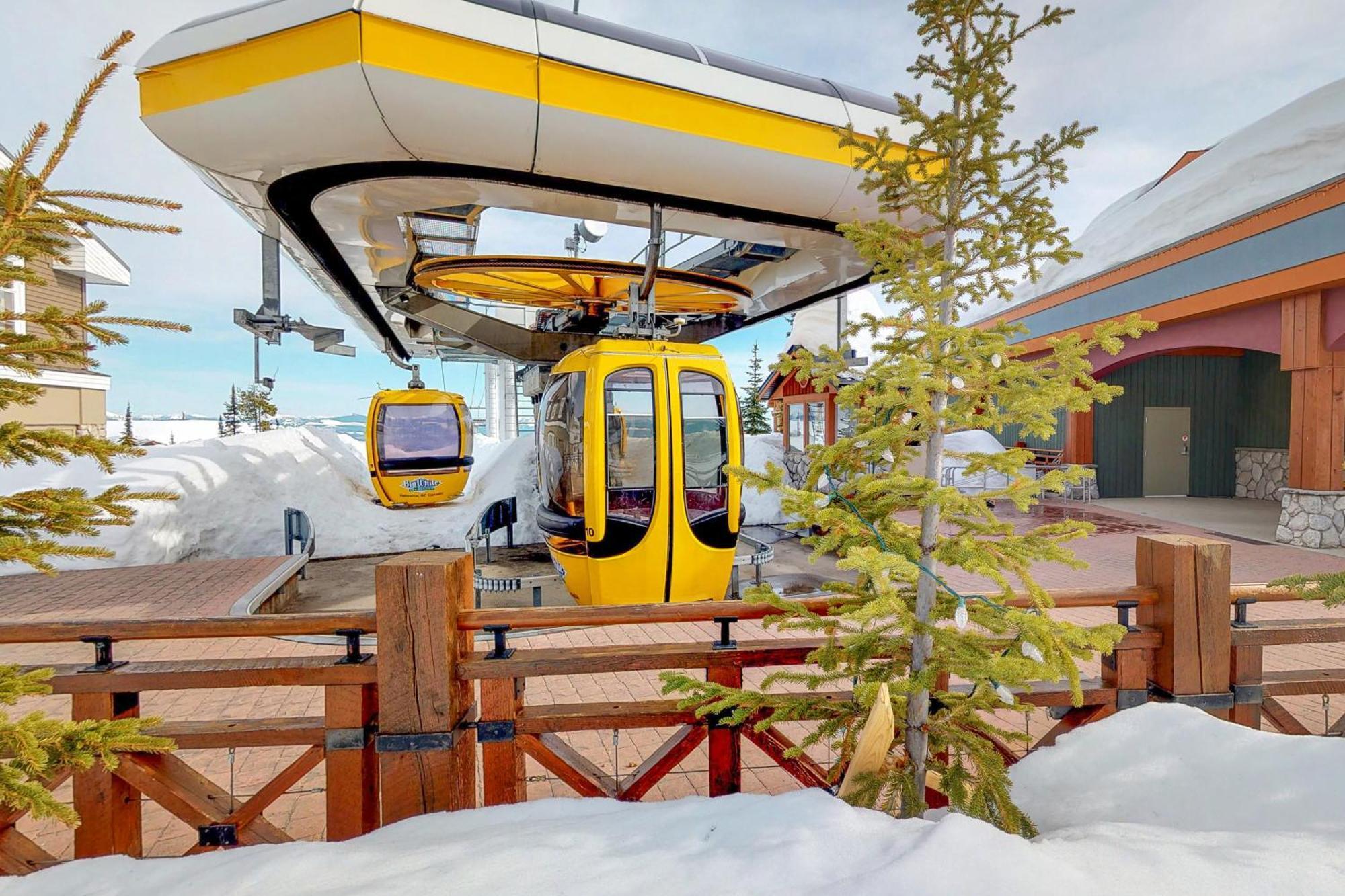 Glacier Lodge Big White Ski Resort Room photo